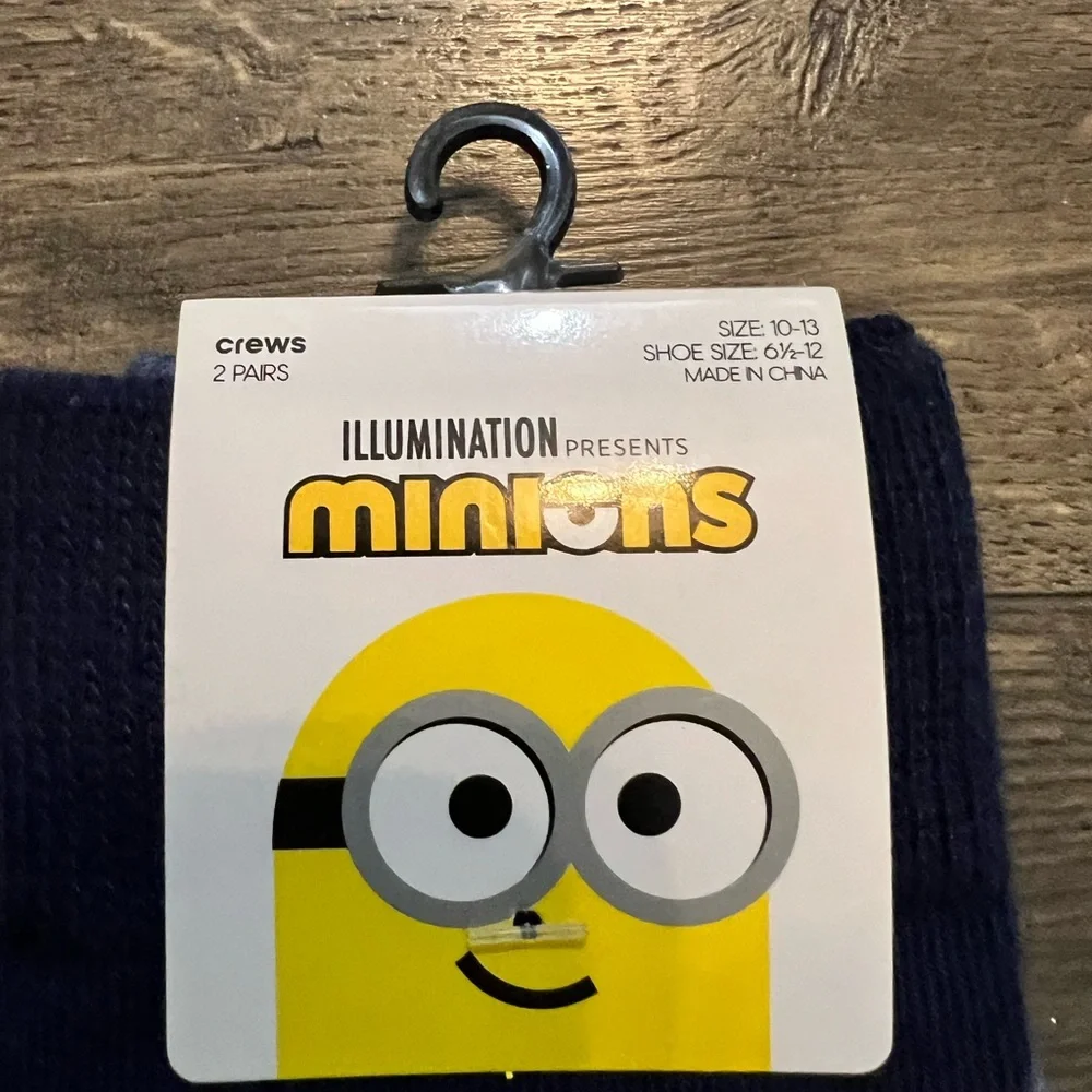 2 Pairs of Minions Crew Socks SZ 10-13 Shoe SZ‎ 6.5-12 NEW